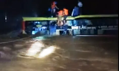 Giải cứu trong đêm 18 hành khách trên xe ô tô bị nước lũ bủa vây